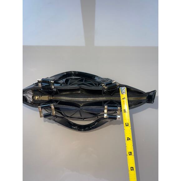 Medium Size Geometric Design Black - Picture 10 of 16